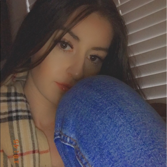 Meet your Posher, Caitlin - Picture 5 of 8